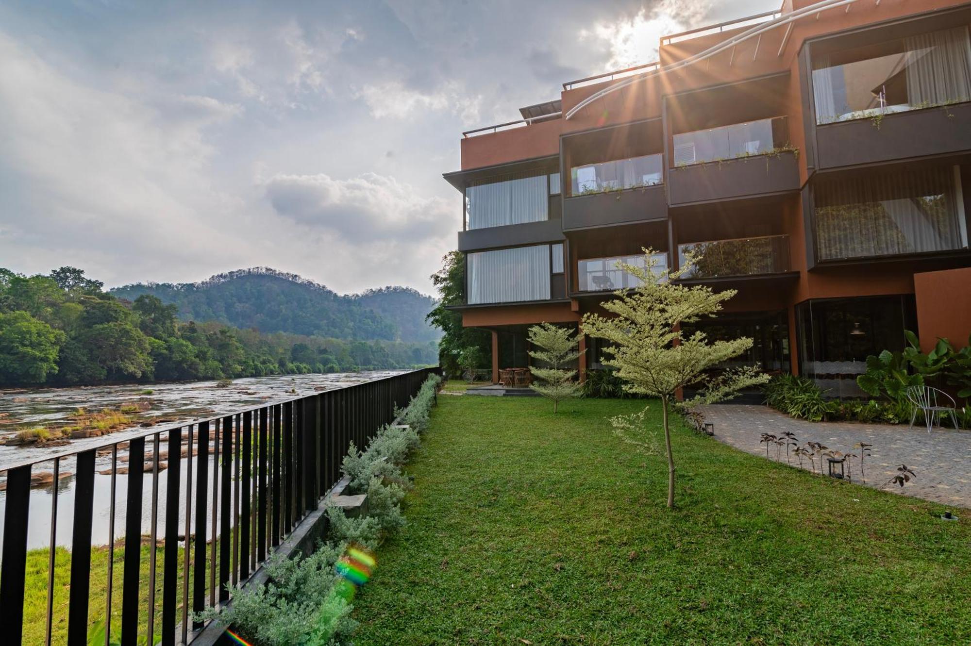 Hotel Sterling Athirappilly Kallana Exterior foto