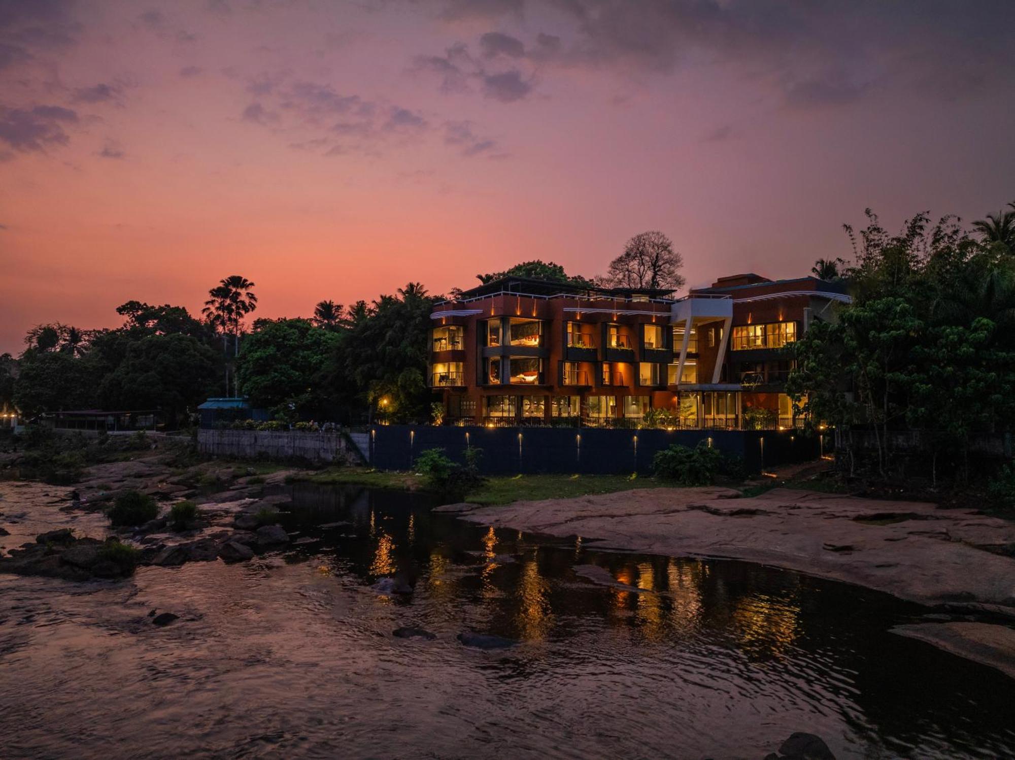 Hotel Sterling Athirappilly Kallana Exterior foto