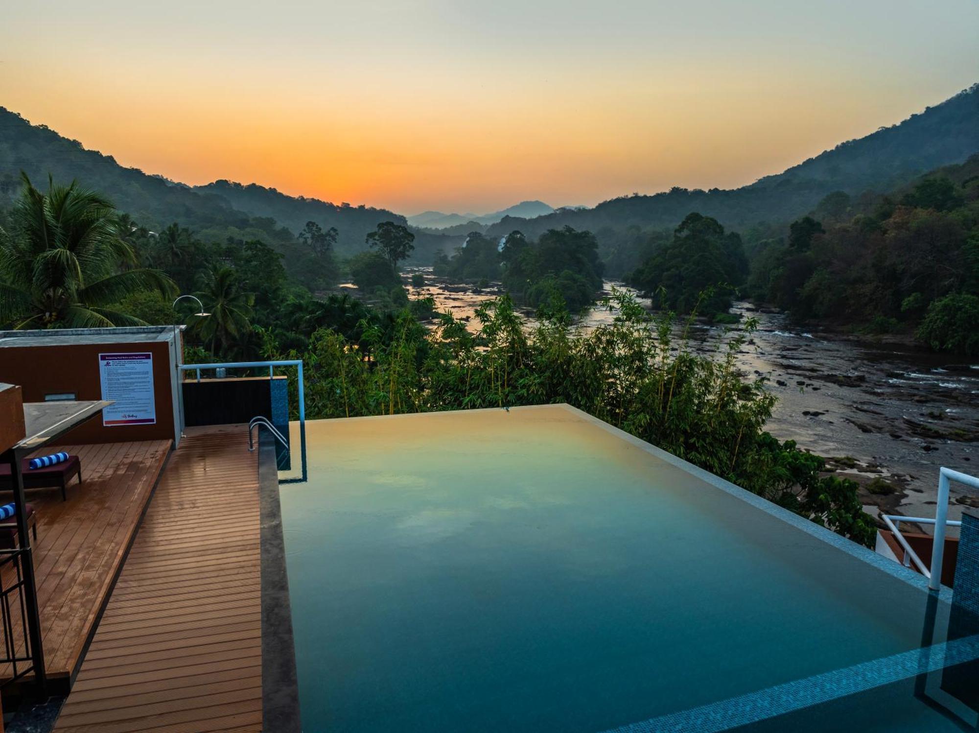 Hotel Sterling Athirappilly Kallana Exterior foto