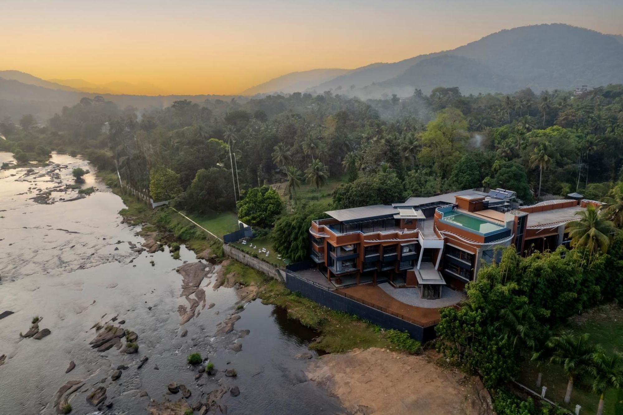Hotel Sterling Athirappilly Kallana Exterior foto